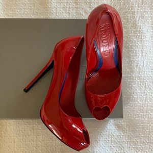 Alexander McQueen Lucy ❤️ Peep toe pumps. RARE